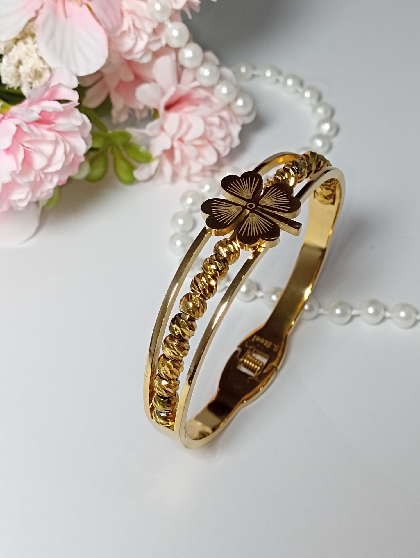 Brazalete de Trébol con una hilera de cuentas doradas