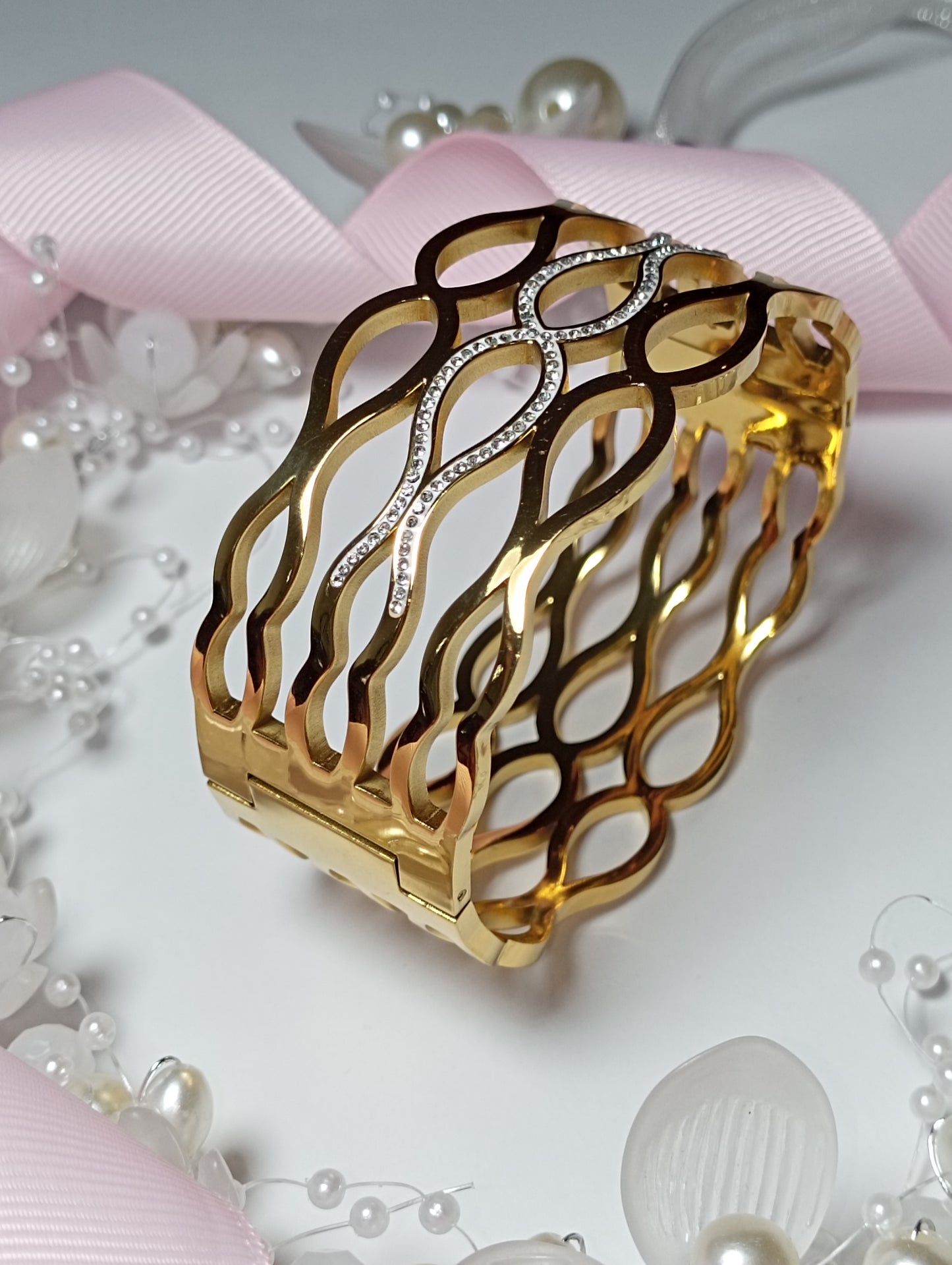Brazalete dorado con Diseño ondulado y Detalles brillantes
