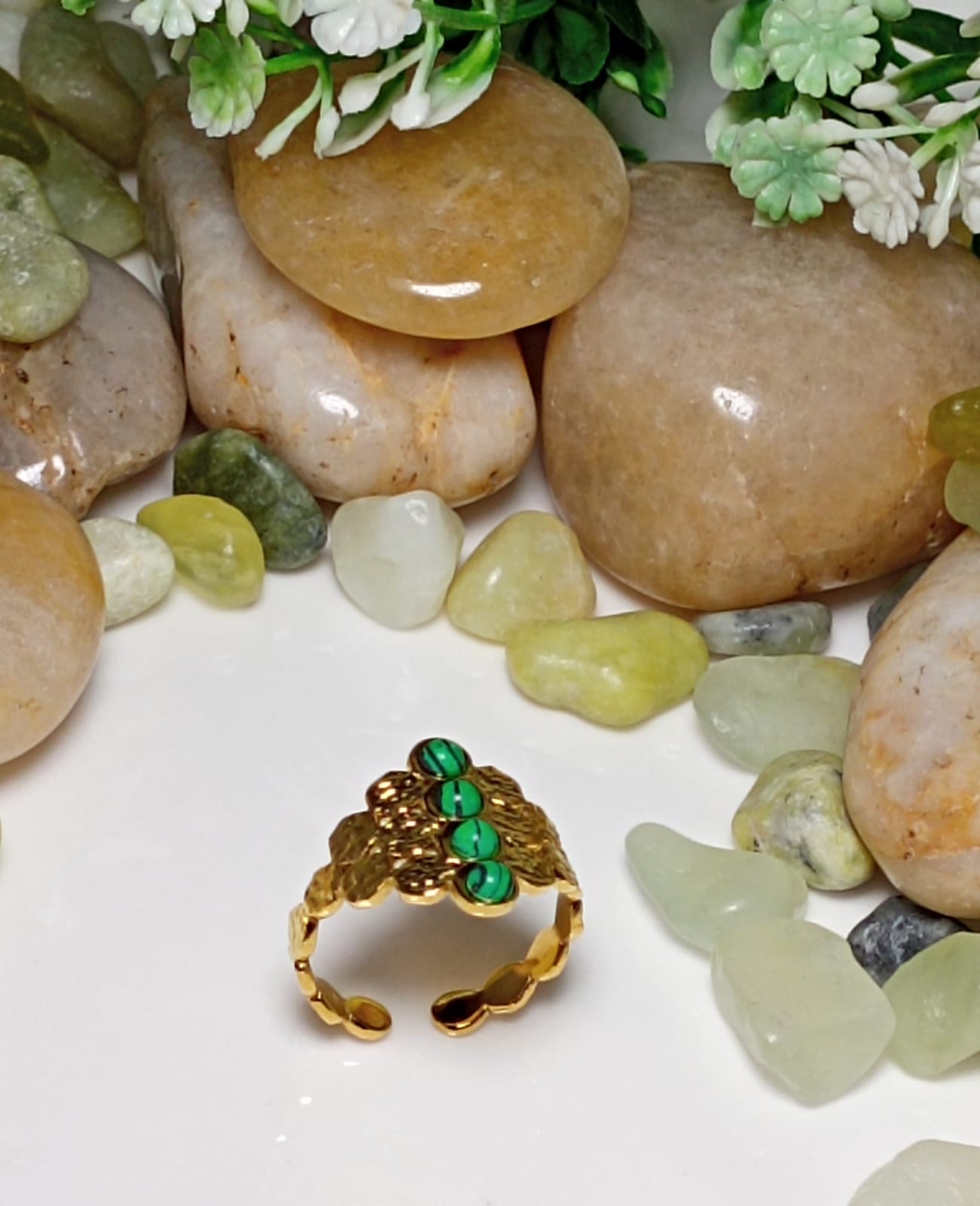 Anillo ajustable FLAVIE con piedras naturales MALAQUITA – Elegancia atemporal