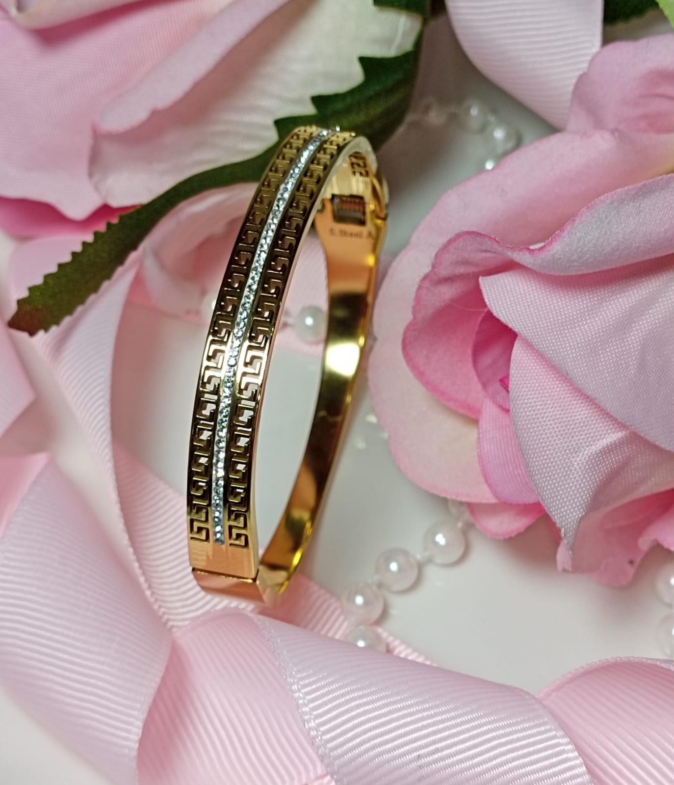 Brazalete dorado con llave griega y detalle de cristal