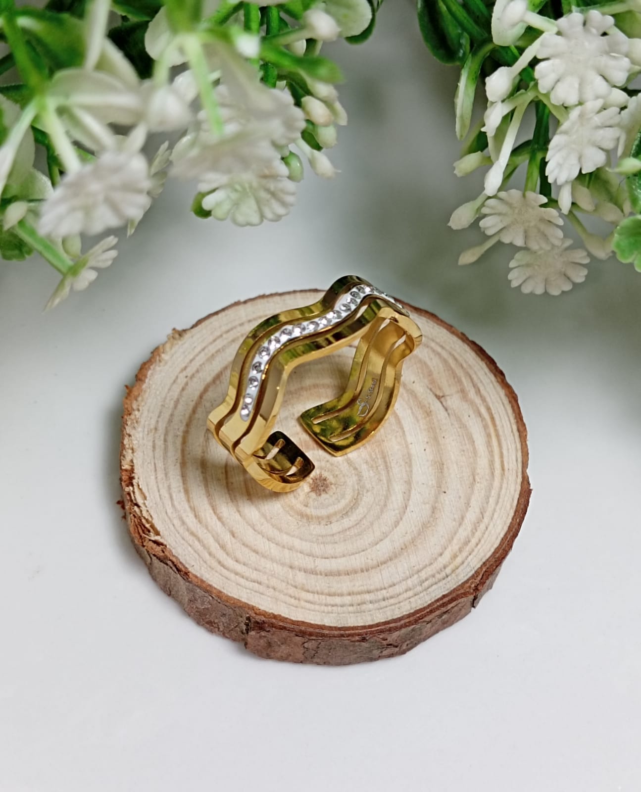 Anillo de onda dorada con cristal